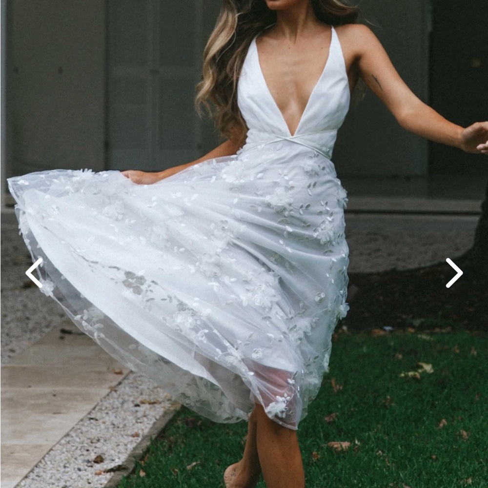 Sheri V-Neckline embellished midi white dress | Selfie Leslie | XS